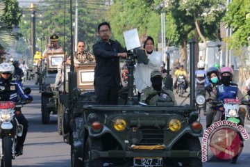 Penghargaan Lee Kuan Yew diarak keliling Surabaya