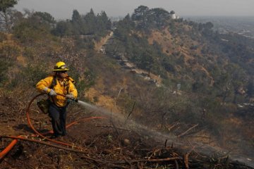 Kebakaran California meluas, polisi cari 17 orang hilang