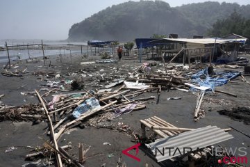 Bangunan rusak gelombang tinggi