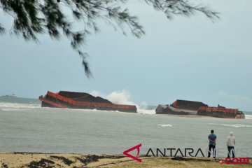 Tongkang Batu Bara kandas