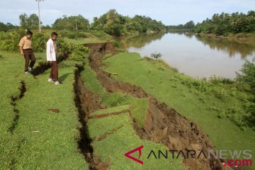 Erosi sungai di Aceh Barat