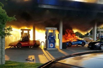 Lamborghini terbakar habis di pom bensin AS