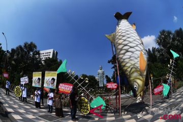 Aksi bedah ikan tercemar popok