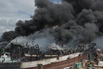 Kebakaran kapal pelabuhan Benoa