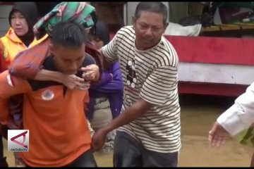 Sungai meluap, puluhan rumah terendam banjir