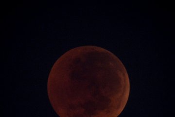 Gerhana bulan total terpantau dari Padang Panjang