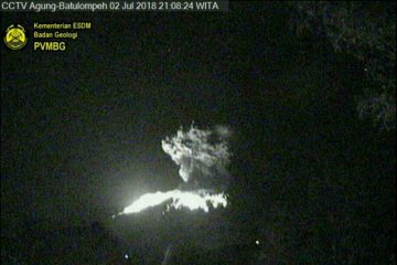 Gunung Agung lontarkan lava pijar