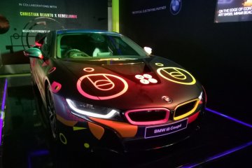 BMW i8 sentuhan seniman ultraviolet ini terlihat menyala dalam gelap