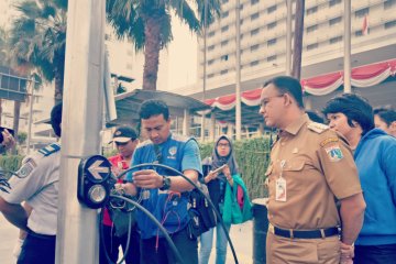 Anies Baswedan pantau langsung pemasangan Pelican Crossing