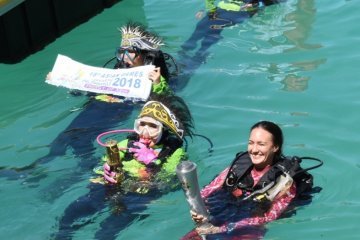 Istri Kapolri perlihatkan dukungan perempuan dengan menyelam