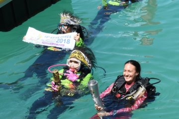 10 penyelam bawa obor melintasi Laut Raja Ampat