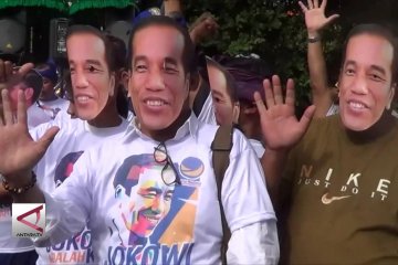 Pendaftaran Bacaleg diwarnai konvoi menggunakan Topeng Jokowi