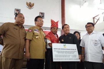 Mensos serahkan bantuan Rp6,9 miliar untuk korban Sinabung