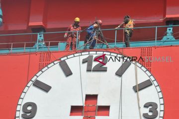 Pemasangan jam analog Jembatan Ampera