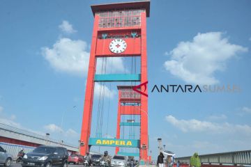 Pemasangan jam analog Jembatan Ampera