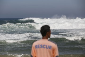 BMKG minta masyarakat waspadai gelombang tinggi di laut selatan DIY