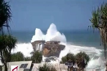Badai Son Tinh penyebab gelombang tinggi Pantai Selatan