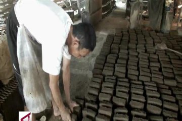 Perajin batu bata dan genteng dulang rupiah