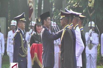 Presiden Anugerahi 4 Perwira Bintang Adhi Makayasa