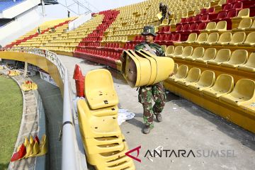 TNI Perbaiki Kursi Stadion GSJ