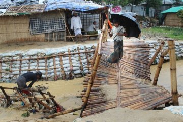 Banjir dan longsor terjang kamp pengungsi Rohingya di Bangladesh
