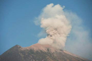 Gunung Agung meletus,  masyarakat dilarang mendekat pada radius empat kilometer