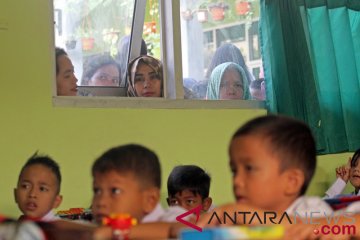 Orang tua murid di Papua antusias antar anak masuk sekolah hari pertama