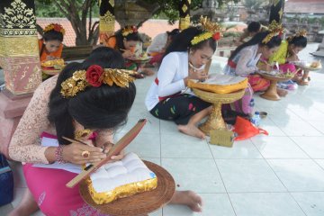 Lomba menulis huruf Bali di daun lontar