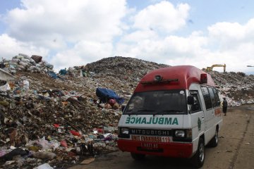 Pencarian korban longsor sampah