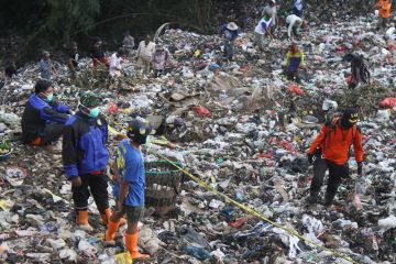 Pencarian korban longsor sampah
