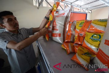 Ada beras kemasan 200 gram diperkenalkan Bulog Lampung