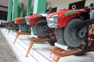 Bantuan traktor tangan