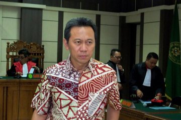 Bupati Kebumen didakwa terima suap Rp12 miliar