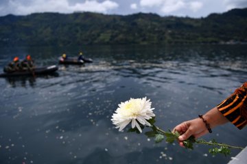 Keluarga korban KM Sinar Bangun  pingsan