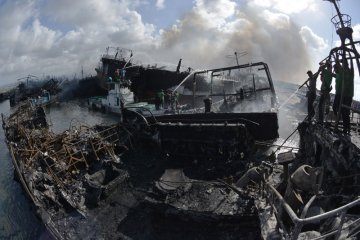 Kebakaran kapal di pelabuhan Benoa belum padam total