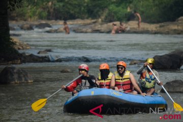 Wisata rafting di Cisadane