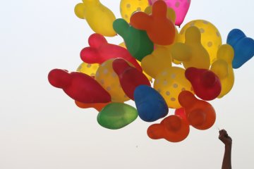 KAI Cirebon bagikan balon dan bunga pada Hari Anak