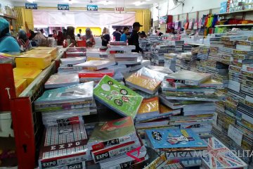 Pembeli Memadati Toko Buku