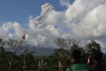 Warga lintas agama berdoa pascaerupsi Gunung Agung