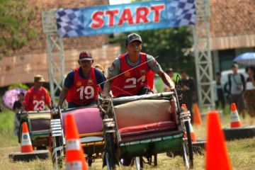 Lomba ketangkasan pengemudi becak