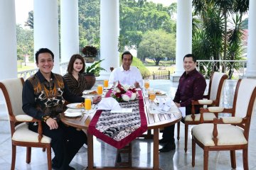 Jokowi jamu Ketum Perindo, PKPI dan PSI soto daging di Istana Bogor