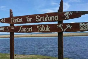 Pantai Tan Sridano suguhkan debus tarik wisatawan