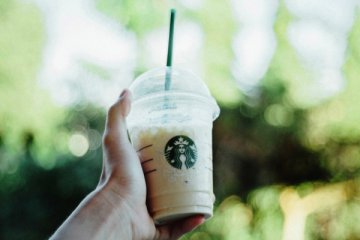 Starbucks stop gunakan sedotan plastik