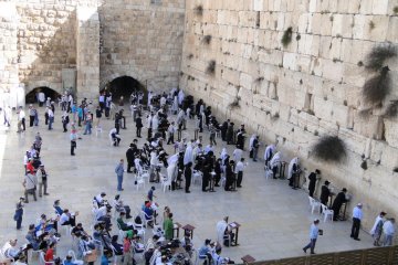 Kenakan masker, umat Yahudi kembali berziarah di Tembok Ratapan