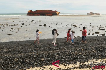 Tumpahan Batu Bara Mencemari Pantai