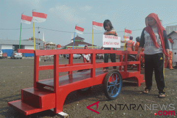 Tiang bendera bambu di Kampung Akuarium dipasang dini hari