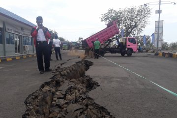 Jalan retak di Pelabuhan Kayangan ditambal sementara