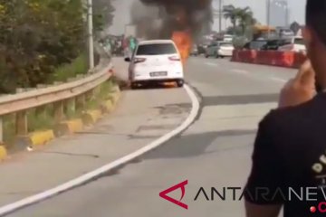 Sebuah mobil terbakar di Tol JORR Jakarta Selatan