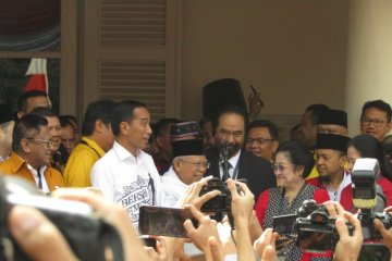 Jokowi kenakan kemeja berslogan Bersih Merakyat Kerja Nyata