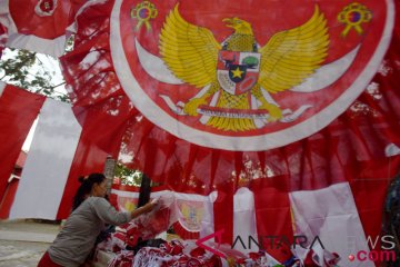 Penjualan bendera jelang HUT kemerdekaan